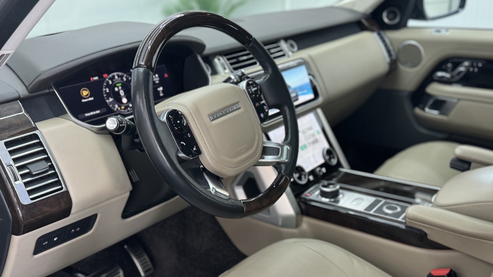 Land Rover Range Rover P400E Vogue