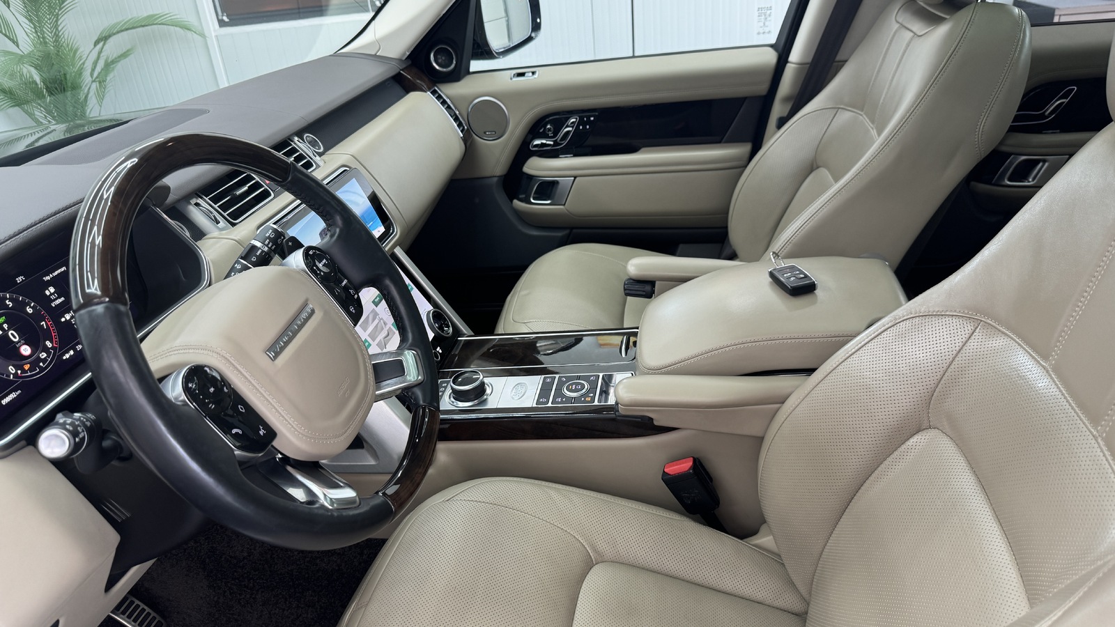 Land Rover Range Rover P400E Vogue