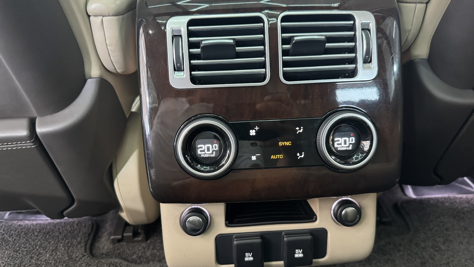 Land Rover Range Rover P400E Vogue