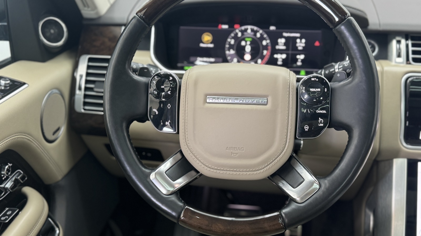 Land Rover Range Rover P400E Vogue