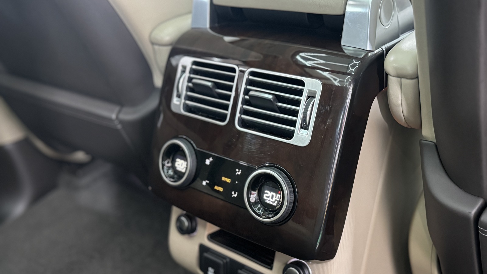 Land Rover Range Rover P400E Vogue