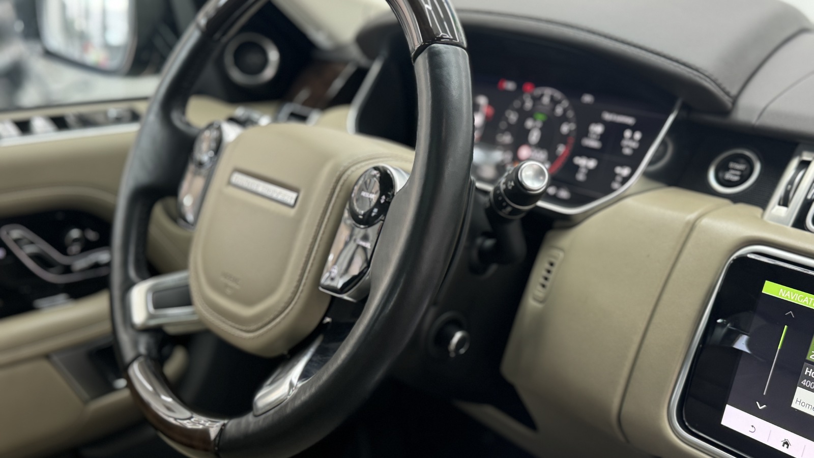 Land Rover Range Rover P400E Vogue